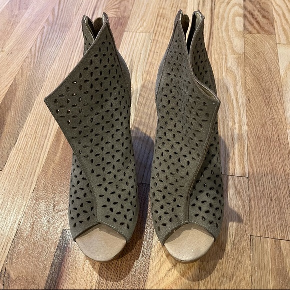 Restricted Laser-Cut Block Open-toe Wedge Bootie Size 8 - Picture 7 of 8